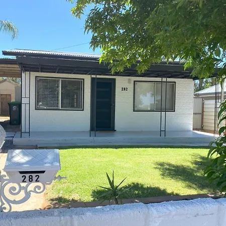 Relax At Gossan Villa Broken Hill Exterior photo